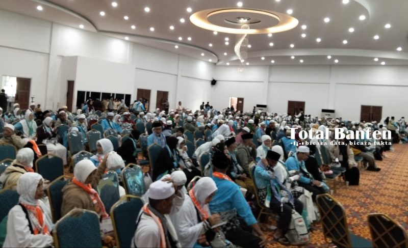 Jemaah Haji Asal Kabupaten Serang saat di Gedung El Hajj, Cipondoh, Tangerang. (Dok. Total Banten)