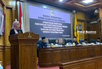 Juru Bicara Bapemperda DPRD Kabupaten Serang, Sri Rejeki saat membacakan revisi Perda nomor 7 tahun 2023 di Paripurna DPRD. (Foto; Engkos Kosasih/Total Banten)