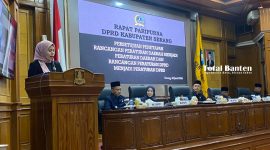 Juru Bicara Bapemperda DPRD Kabupaten Serang, Sri Rejeki saat membacakan revisi Perda nomor 7 tahun 2023 di Paripurna DPRD. (Foto; Engkos Kosasih/Total Banten)