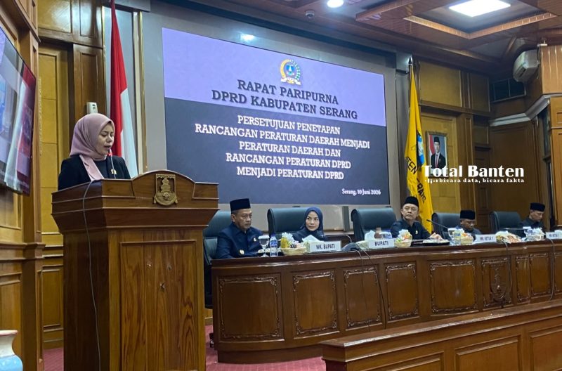 Juru Bicara Bapemperda DPRD Kabupaten Serang, Sri Rejeki saat membacakan revisi Perda nomor 7 tahun 2023 di Paripurna DPRD. (Foto; Engkos Kosasih/Total Banten)