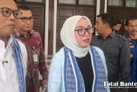 Wakil Menteri Koperasi (Wamenkop) Farida Farichah saat memberikan keterangan pers di Pendopo Gubernur Banten. (Dirhat/Total Banten)