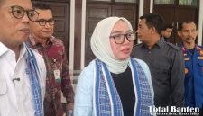 Wakil Menteri Koperasi (Wamenkop) Farida Farichah saat memberikan keterangan pers di Pendopo Gubernur Banten. (Dirhat/Total Banten)