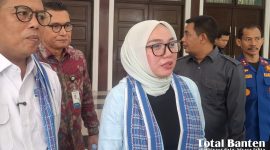 Wakil Menteri Koperasi (Wamenkop) Farida Farichah saat memberikan keterangan pers di Pendopo Gubernur Banten. (Dirhat/Total Banten)