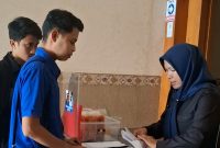 Anggota BEM Nusantara (BEM Nus) Banten, saat memberikan surat Audensi kepada Sekertariat Daerah Provinsi Banten. Dok (Dir/Totalbanten.com)