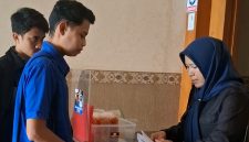 Anggota BEM Nusantara (BEM Nus) Banten, saat memberikan surat Audensi kepada Sekertariat Daerah Provinsi Banten. Dok (Dir/Totalbanten.com)