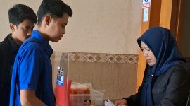 Anggota BEM Nusantara (BEM Nus) Banten, saat memberikan surat Audensi kepada Sekertariat Daerah Provinsi Banten. Dok (Dir/Totalbanten.com)