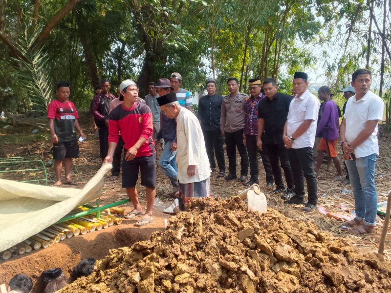Suasana Proses pemakaman, Dok (Ist/Totalbanten.com)