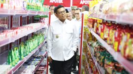 Gubernur Banten, Andra Soni saat meninjau Koperasi Desa Merah Putih. (Dok)