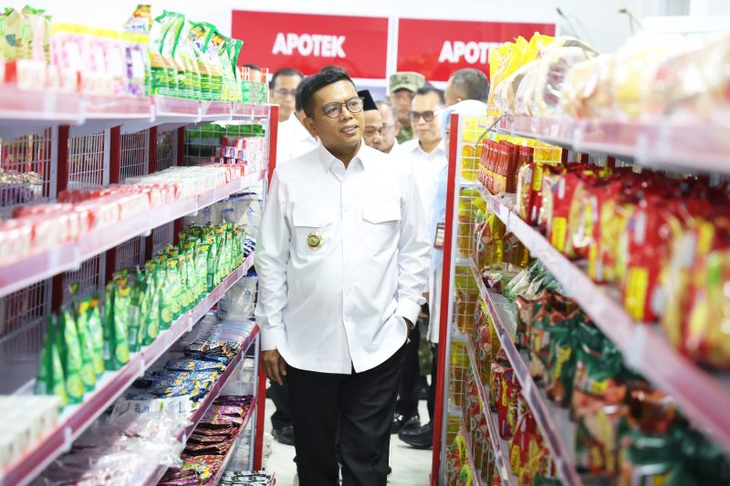 Gubernur Banten, Andra Soni saat meninjau Koperasi Desa Merah Putih. (Dok)