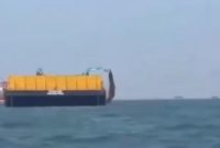 Potret Tongkang menbuang Material di laut perairan Bojonegara, Dok (Ist/Totalbanten.com)