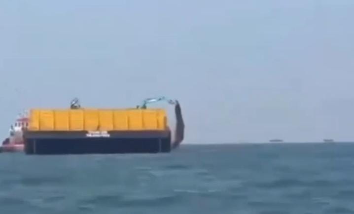 Potret Tongkang menbuang Material di laut perairan Bojonegara, Dok (Ist/Totalbanten.com)