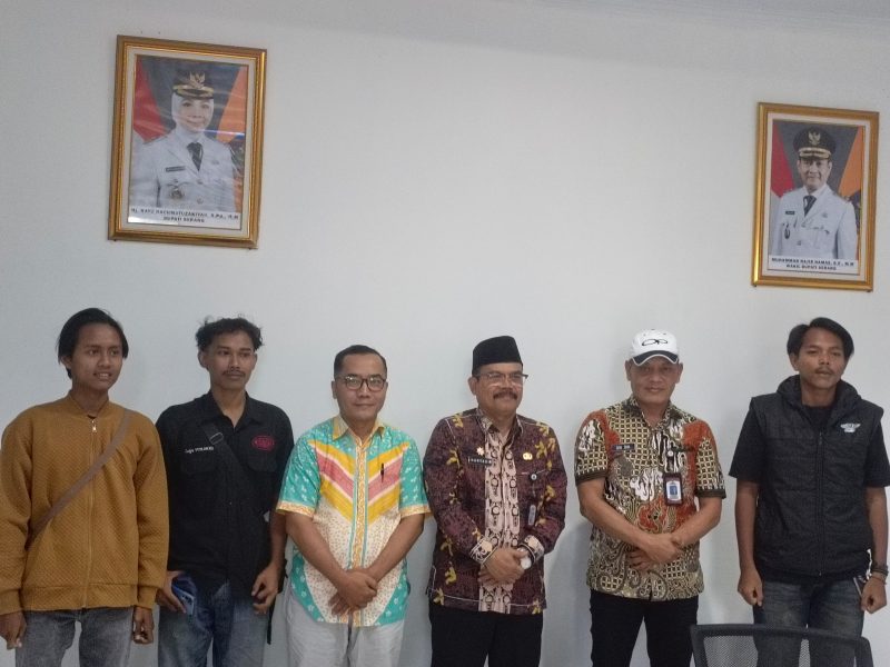 Perwakilan Forum Mahasiswa Serang Raya usai audiensi kejelasan dana hibah partai politik di Kesbangpol Kabupaten Serang. (Dok)