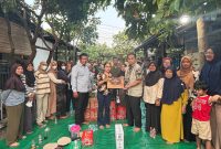 Anggota Komisi IV DPRD Provinsi Banten, syarifudin Salwani menunjunga warga terdampak kebakaran di tanggerang. (DOK)