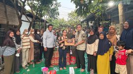 Anggota Komisi IV DPRD Provinsi Banten, syarifudin Salwani menunjunga warga terdampak kebakaran di tanggerang. (DOK)