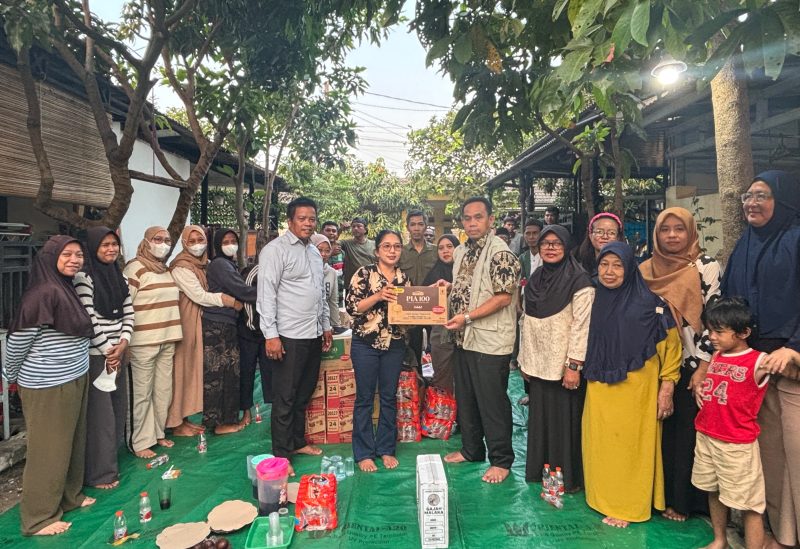 Anggota Komisi IV DPRD Provinsi Banten, syarifudin Salwani menunjunga warga terdampak kebakaran di tanggerang. (DOK)