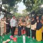 Anggota Komisi IV DPRD Provinsi Banten, syarifudin Salwani menunjunga warga terdampak kebakaran di tanggerang. (DOK)