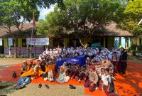 Mahasiswa KKM Kelompok 16 Universitas Primagraha (UPG) bersama Murid SDN Pasuluhan Kecamatan walantaka, Dok (Ist/Totalbanten.com)