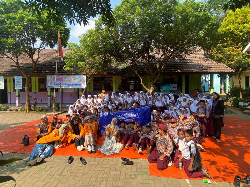 Mahasiswa KKM Kelompok 16 Universitas Primagraha (UPG) bersama Murid SDN Pasuluhan Kecamatan walantaka, Dok (Ist/Totalbanten.com)