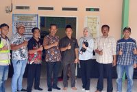 Anggota DPRD Pandeglang bersama Warga, Dok (Gun/Totalbanten.com)