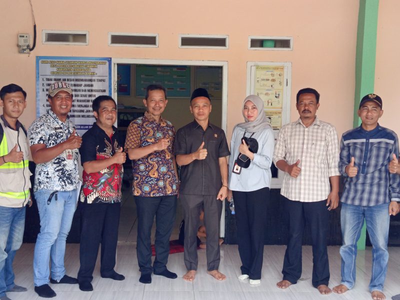 Anggota DPRD Pandeglang bersama Warga, Dok (Gun/Totalbanten.com)
