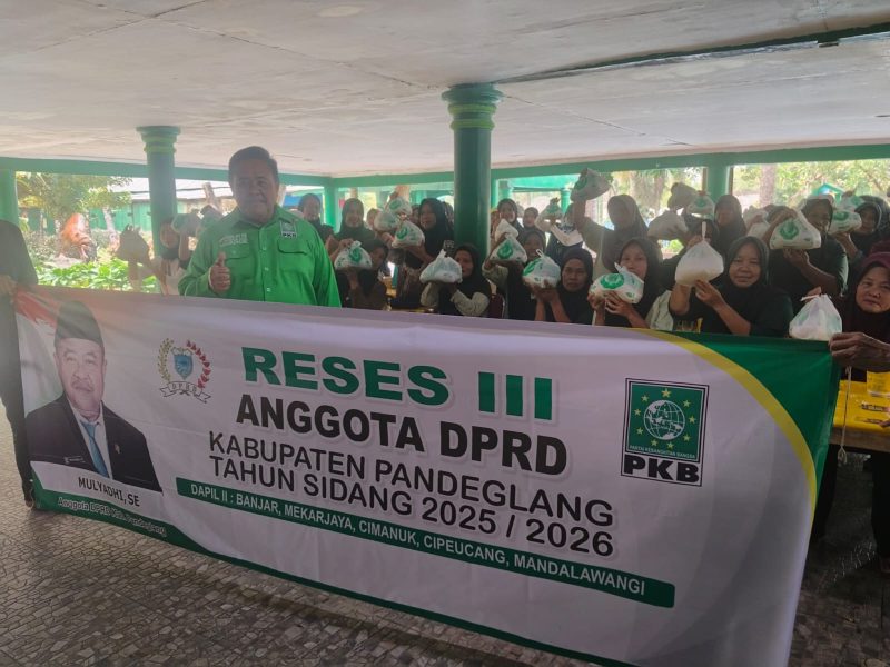 Potret Anggota DPRD Kabupaten Pandeglang dari Praksi Partai Kabangkitan Bangsa (PKB), Mulyadhi, bersama Warga dalam agenda Reses Tahun Sidang 2025/2026, Dok (Gun/Totalbanten.com)