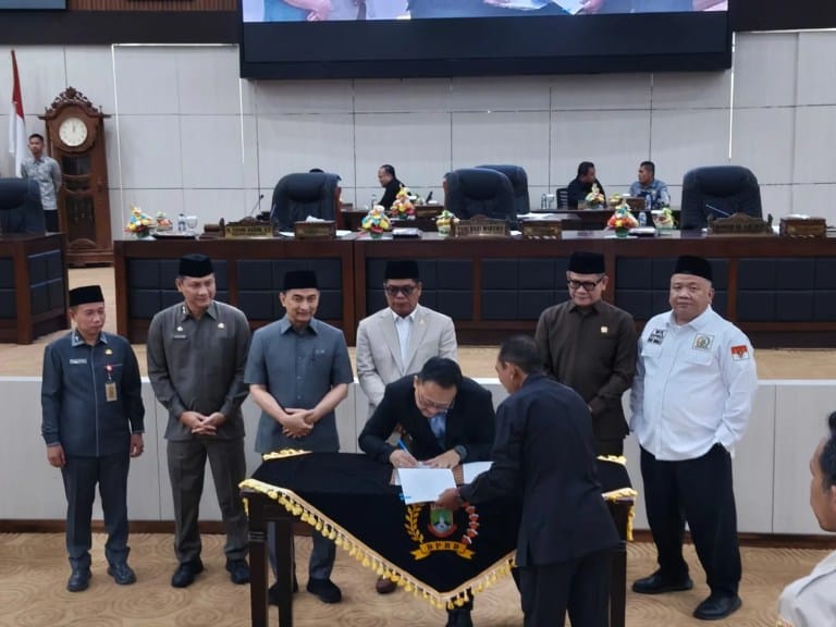 DPRD Provinsi Banten Tandatangan Pengesahan LPJ APBD 2025, Dok: (Totalbanten.com)