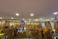 Irbansus Inspektorat Daerah Provinsi Banten, Ratu Syafitri Muhayati, berfoto bersama peserta usai sosialisasi budaya integritas di sekolah di Vega Hotel, Kelapa Dua, Kabupaten Tangerang, Dok : (Ist/Totalbanten.com)