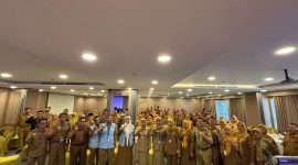Irbansus Inspektorat Daerah Provinsi Banten, Ratu Syafitri Muhayati, berfoto bersama peserta usai sosialisasi budaya integritas di sekolah di Vega Hotel, Kelapa Dua, Kabupaten Tangerang, Dok : (Ist/Totalbanten.com)