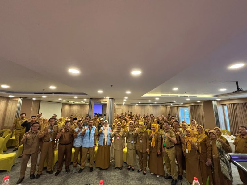 Irbansus Inspektorat Daerah Provinsi Banten, Ratu Syafitri Muhayati, berfoto bersama peserta usai sosialisasi budaya integritas di sekolah di Vega Hotel, Kelapa Dua, Kabupaten Tangerang, Dok : (Ist/Totalbanten.com)