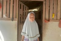Seorang Lansia berinisial Marnah (73) Yang tinggal di Rumah Tidak Huni (RTLH), Dok : (Pung/Totalbanten.com)