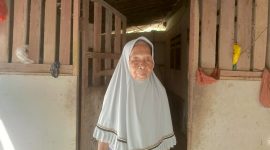 Seorang Lansia berinisial Marnah (73) Yang tinggal di Rumah Tidak Huni (RTLH), Dok : (Pung/Totalbanten.com)