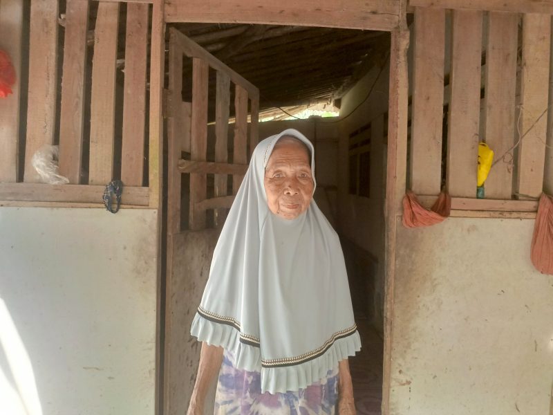 Seorang Lansia berinisial Marnah (73) Yang tinggal di Rumah Tidak Huni (RTLH), Dok : (Pung/Totalbanten.com)