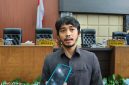 Anggota komisi I DPRD Pandeglang Miftahul Farid Sukur, memberi keterangan kepada pers, Dok: (Guntur/Totalbanten.com)