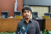 Anggota komisi I DPRD Pandeglang Miftahul Farid Sukur, memberi keterangan kepada pers, Dok: (Guntur/Totalbanten.com)