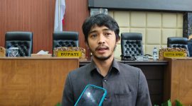 Anggota komisi I DPRD Pandeglang Miftahul Farid Sukur, memberi keterangan kepada pers, Dok: (Guntur/Totalbanten.com)