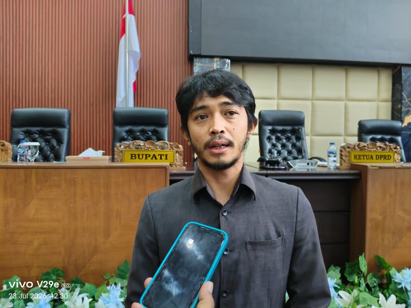 Anggota komisi I DPRD Pandeglang Miftahul Farid Sukur, memberi keterangan kepada pers, Dok: (Guntur/Totalbanten.com)