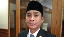 Anggota Komisi II DPRD Kabupaten Pandeglang, Habibi Arafat, memberikan kerterangan kepada pers, Dok: (gun/Totalbanten.com)