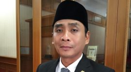 Anggota Komisi II DPRD Kabupaten Pandeglang, Habibi Arafat, memberikan kerterangan kepada pers, Dok: (gun/Totalbanten.com)