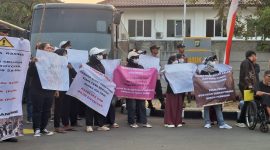 Masyarakat Tanggerang Aksi Unjuk Rasa di Polres Metro Tanggerang Kota, Dok: (Ist/Totalbanten.com)
