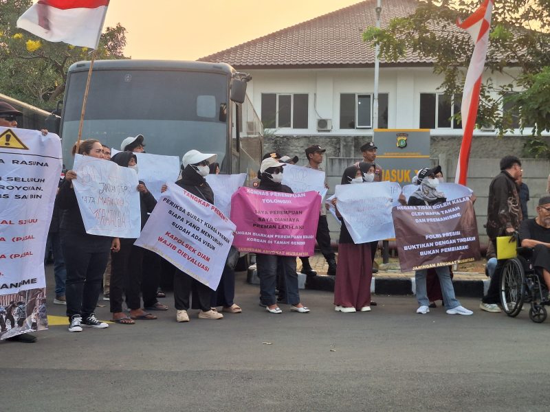 Masyarakat Tanggerang Aksi Unjuk Rasa di Polres Metro Tanggerang Kota, Dok: (Ist/Totalbanten.com)