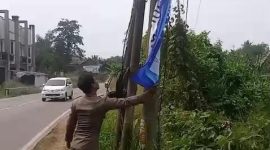 Satpol PP Kota Serang menertibkan puluhan bendera Partai Demokrat yang dipasang di sejumlah ruas jalan, Dok : (Wkn/Totalbanten.com)