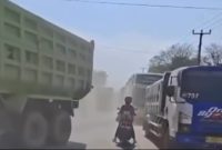 Suasana jalan Bojonegara-Pulau Ampel, Kabupaten Serang masih dipenuhi truk tambang. (Dok)