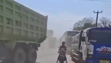 Suasana jalan Bojonegara-Pulau Ampel, Kabupaten Serang masih dipenuhi truk tambang. (Dok)