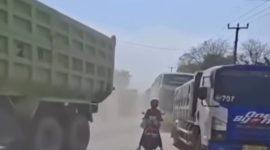 Suasana jalan Bojonegara-Pulau Ampel, Kabupaten Serang masih dipenuhi truk tambang. (Dok)