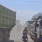Suasana jalan Bojonegara-Pulau Ampel, Kabupaten Serang masih dipenuhi truk tambang. (Dok)