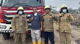 Anggota Komisi IV DPRD Banten, Syarifudin Salwani saat menginjak TPA Jatiwaringin, Kabupaten Tangerang. (Dok)