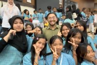 Ketua Komisi IV DPRD Banten, Ananda Trian Salichan saat berfoto bersama anak-anak pada peringatan hari anak 2026. (Dok)