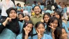 Ketua Komisi IV DPRD Banten, Ananda Trian Salichan saat berfoto bersama anak-anak pada peringatan hari anak 2026. (Dok)