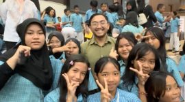 Ketua Komisi IV DPRD Banten, Ananda Trian Salichan saat berfoto bersama anak-anak pada peringatan hari anak 2026. (Dok)