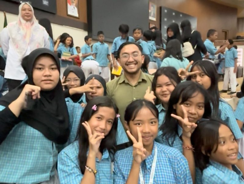 Ketua Komisi IV DPRD Banten, Ananda Trian Salichan saat berfoto bersama anak-anak pada peringatan hari anak 2026. (Dok)